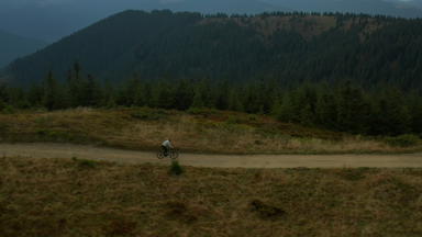 空中山骑<strong>自行车</strong>男人。有趣的丘陵路岩石绿色派克